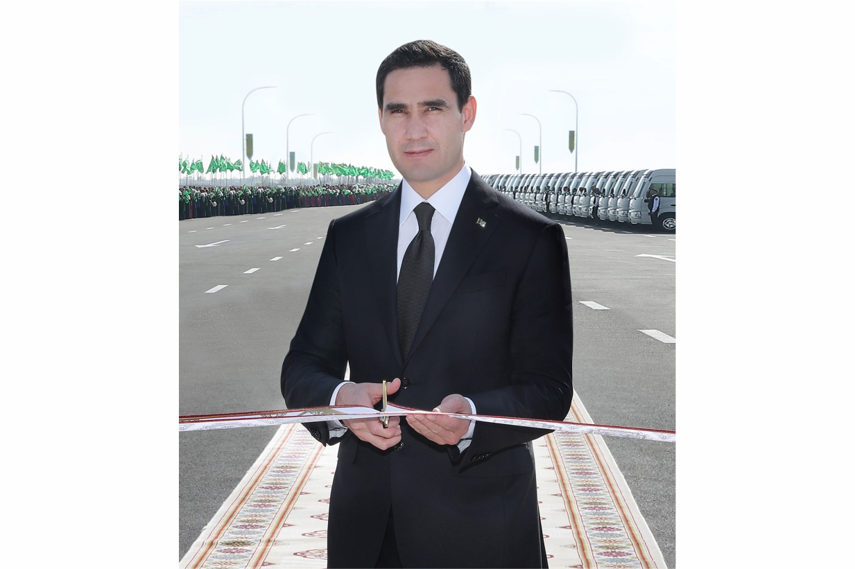 Hormatly Prezidentimiz Serdar Berdimuhamedow ýokary tizlikli awtomobil ýolunyň täze tapgyrynyň açylyş dabarasyna gatnaşdy.