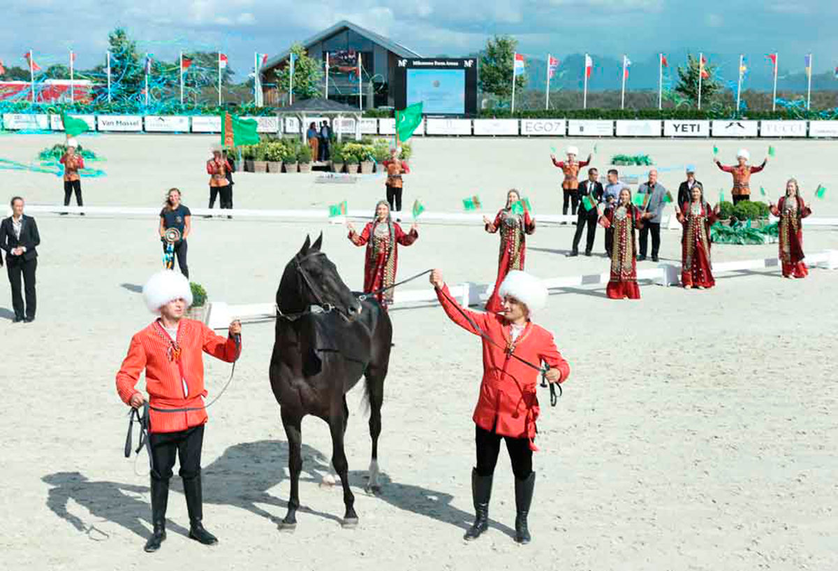 Gahryman Arkadagymyz Niderlandlar Patyşalygynda geçirilen ahalteke atlarynyň arasynda atly sport we gözellik bäsleşiginiň dünýä çempionatyna gatnaşdy
